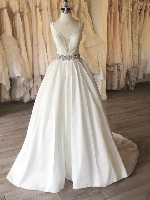 Vestidos de novia de satén con escote en V profundo y espalda descubierta con cuentas